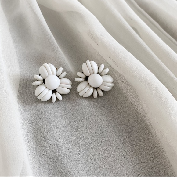 Vintage White Beads Chunky Textured Clip Earrings - Picture 1 of 5